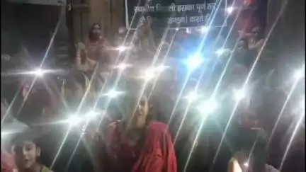मथुरा: वृंदावन में मोबाइल फोन के फ्लैश लाइट की रोशनी में की बांकेबिहारी मंदिर की परिक्रमा