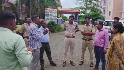 बुरहानपुर नगर: सारोला में लक्कड़ वाला पब्लिक स्कूल की दो बसों को किया गया ज़ब्त, परमिट और फिटनेस समाप्त होने पर की कार्रवाई