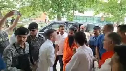 रोहतक: महर्षि दयानंद विश्वविद्यालय पहुंचे योग गुरु बाबा रामदेव, पूर्व वित्त मंत्री कैप्टन अभिमन्यु की माता को दी श्रद्धांजलि