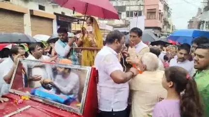 प्रतापगढ़: सालमपुरा प्रतापगढ़ की अदिति चिप्पड लेगी जैनदीक्षा, संयम पथ से निकाला भव्य वरघोडा, बड़ी संख्या में जैन धर्मावलंबी शामिल