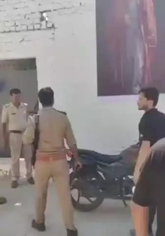 पुरवा: मौरावां में ईरान के नेता सैय्यद अली खामेनेई का लगाया गया पोस्टर, पुलिस ने हटवाया