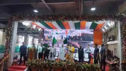रेल मंत्री अश्विनी वैष्णव ने हरी झंडी दिखाकर पुरुलिया-बांकुड़ा-हावड़ा मेमू ट्रेन का शुभारंभ किया।