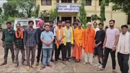 छतरपुर: कुड़ी धाम में हंगामा करने का मामला, ग्रामीणों ने ईशानगर थाने में पूर्व पुजारी और सांसद प्रतिनिधि के खिलाफ दिया आवेदन