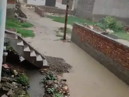 Nagar Nigam wale Sun nahin rahe hain aur yahan per bacchon ko pareshani ho rahi hai barishon mein sadak banva Den kripya