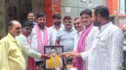 गोरखपुर: सपा महासचिव एवं राज्यसभा सांसद प्रो० रामगोपाल यादव का जन्मदिन कलेक्ट्रेट परिसर में अधिकारियों ने केक काटकर मनाया