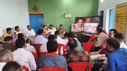 बटियागढ़: राज्यमंत्री लखन पटेल मोठा पहुंचे, पीएम मोदी के 'मन की बात' कार्यक्रम में हुए शामिल