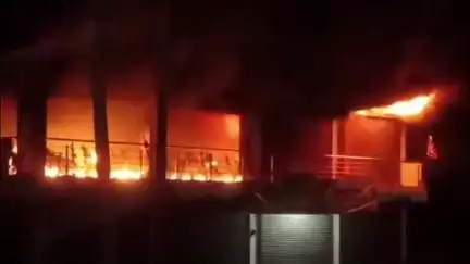 औरंगाबाद: नगर थाना क्षेत्र के एनएच 19 के किनारे हासौली मोड़ समीप स्थित ई स्कूटी शो रूम में लगी आग, कारण की नहीं मिली जानकारी
