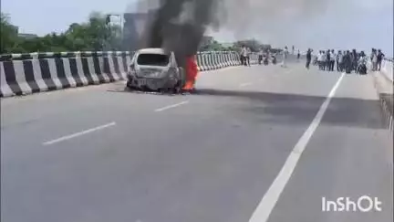 मुशहरी: चांदनी चौक ओवरब्रिज पर चलती कार में लगी आग, कार सवार बाल-बाल बचे