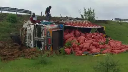 जावरा: एनएच-8 पर टायर फटने से प्याज से भरा ट्रक पलटा, तेज रफ्तार के कारण हुआ हादसा, कोई जनहानि नहीं