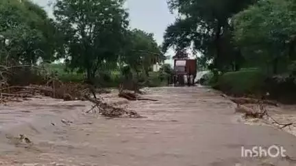 धरमपुरी: पहाड़ी इलाकों में बारिश से नदी-नाले उफने, कई गांवों से संपर्क टूटा, पगारा पुलिया से ऊपर बह रहा पानी