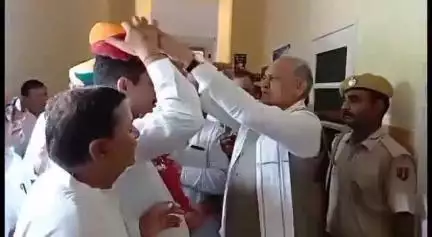 जोधपुर: पूर्व मुख्यमंत्री अशोक गहलोत जोधपुर प्रवास के बाद आज दिल्ली के लिए हुए रवाना, एयरपोर्ट पर मीडिया से की बात