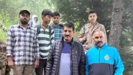 टापरी: युला कंडे में मार्ग भटके तीन लोगों को टापरी पुलिस स्टेशन के कर्मियों ने खोज निकाला, सभी लोग सुरक्षित