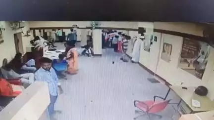 रफीगंज: शहर के पीएनबी बैंक परिसर से अज्ञात चोरों ने महिला के पर्स से चुराये ₹30,000, प्राथमिकी दर्ज
