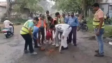 বারাবনী: কুলটির GT রোডে খানাখন্দ সাধারণ মানুষের অসুবিধা ফলে রাস্তা সংস্কার করলো ট্রাফিক পুলিশ #jansamasya