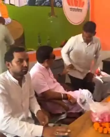 बुलंदशहर: गांव मिर्जापुर में बूथ नंबर 357 पर प्रधानमंत्री के मन की बात कार्यक्रम को सदर विधायक ने ग्रामीणों संग देखा