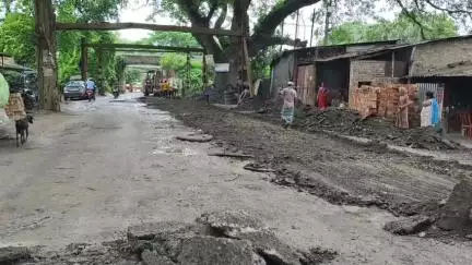 কৃষ্ণনগর ১: খবরের জের অবশেষে কৃষ্ণনগর হাইরোড তারামা মোর সংলগ্ন এলাকায় দ্রুততার সাথে শুরু হলো রাস্তা সারাইয়ের কাজ