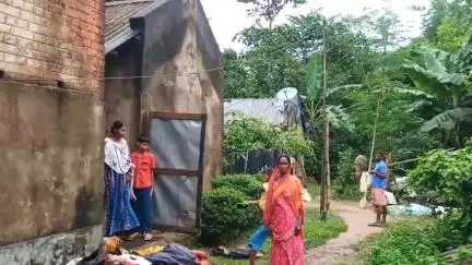 গোপীবল্লভপুর ১: প্রবল বৃষ্টির মাঝে গোপীবল্লভপুরের আলমপুর গ্রামে রহস্যজনকভাবে আগুনে ভস্মীভূত হল বসতবাড়ি,সরকারি সাহায্যের আবেদন পরিবারের