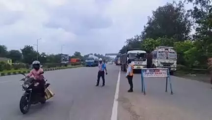 ফরিদপুর দুর্গাপুর: দুর্গাপুরে মুচিপাড়ায় জাতীয় সড়ক অবরোধ করে টায়ার জ্বালিয়ে বিজেপির বিক্ষোভ, পুলিশের সঙ্গে ধস্তাধস্তি বিক্ষোভকারীদের