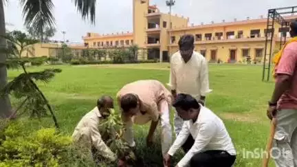 अलीगंज: अलीगंज विधायक की पहल- डॉ. श्यामा प्रसाद मुखर्जी को याद कर पौधा रोपण: एक पेड़ मां के नाम