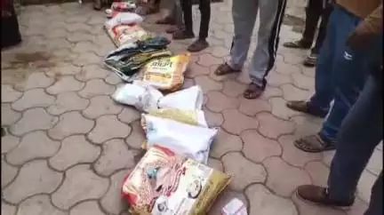 शिवपुरी नगर: वार्ड नंबर 21 में राशन नहीं मिलने से नाराज़ लोगों का हंगामा, खाली बोरियों पर रखे राशन कार्ड, राशन मांगा