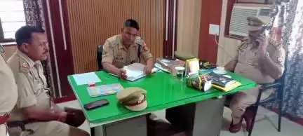 कालपी: कालपी कोतवाली में एएसपी की अध्यक्षता में अपराध समीक्षा बैठक, लम्बित विवेचनाओं के निस्तारण के लिए दिए कड़े निर्देश