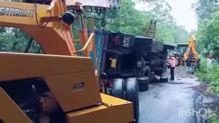 बड़सर: एनआईटी के पास रेत से भरा टिप्पर पलटा, बड़ा हादसा टला, हादसे में कोई हताहत नहीं, चालक मौके से फरार