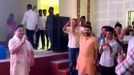 তামুলপুৰ: কাউলিত অনুষ্ঠিত হোৱা বিজেপি কাৰ্যকৰ্তাৰে বাৰ্তালাপ অনুষ্ঠানত উপস্থিত থাকে সাংসদ তথা বিজেপিৰ ৰাজ্যিক সভাপতি দিলীপ শইকীয়াই