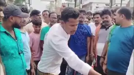 ओबरा: एनएच 139 के फोरलेनिंग की मांग को लेकर आमजनों ने ओबरा में किया NH जाम,घंटों तक जाम में फंसे रहे सैकड़ों वाहन #janasamasya