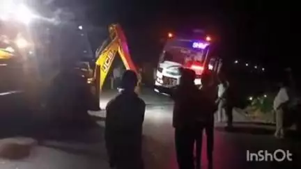 बलरामपुर: दलधोवा घाट में अनियंत्रित होकर सड़क से नीचे गड्ढे में फंसी यात्री बस को जेसीबी की मदद से निकाला गया
