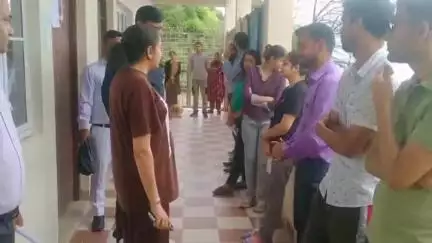 टिहरी: जनपद में दो परीक्षा केंद्रों पर आयोजित पीसीएस की प्रारंभिक परीक्षा, DM ने किया परीक्षा केंद्रों का निरीक्षण