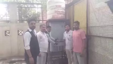 कालपी: कालपी तहसील परिसर में पानी के संकट को लेकर वकील हुए नाराज, सूचना पर मौके पर पहुंचे जल संस्थान के अवर अभियंता