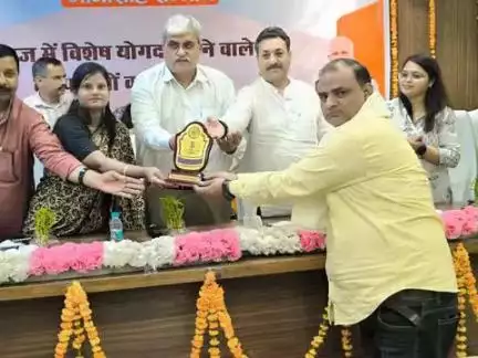 दानवीर_भामाशाह जी की 478 वीं जयंती के शुभअवसर पर *जिला प्रशासन फिरोजाबाद व राज्यकर विभाग द्वारा आयोजित  व्यापारी कल्याण दिवस कार्यक्रम में समाजिक क्षेत्र में किये गए अतुल्यनीय कार्यों के दानवीर भामाशाह सम्मान से सम्मानित किया गया।