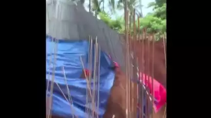 കോഴിക്കോട്: കോഴിക്കോട് തൊണ്ടയാട് ബൈപ്പാസിൽ മണ്ണിടിഞ്ഞ് അപകടം ഒരാൾ മണ്ണിനടിയിൽ കുടുങ്ങിക്കിടക്കുന്നതായി സംശയം