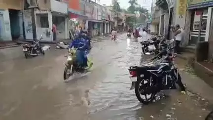 বরাবাজার: বরাবাজার শহর জুড়ে রাস্তার উপরে হাঁটু জল, সমস্যায় সাধারণ মানুষ #jansamasya