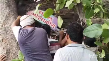 त्योंथर: मलपार अंतरसुइयां गांव में पीपल का पेड़ गिरा, कई लोगों के दबे होने की आशंका, बचाव कार्य जारी