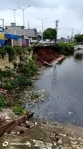 लगातार हो रही बारिश से कोंडागांव शहर से गुजरनेवाली राष्ट्रीय राजमार्ग में स्थित राम मंदिर तालाब का रिटर्निंग वाल भरभरा के गिरा गम्भीर दुर्घटना की आशंका ।