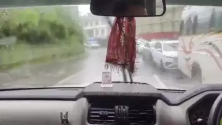 चमोली: जिले में हो रही बारिश के मद्देनज़र चमोली पुलिस ने यात्रियों से सुरक्षित स्थानों पर रुकने की अपील की