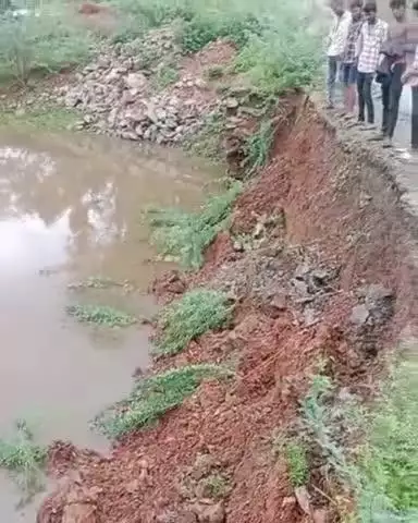 गांगड़तलाई: बारिश के बाद सलाकेश्वर महादेव मंदिर तक की सड़क के किनारों की मिट्टी बही, 2 साल में ही टूटी सड़क