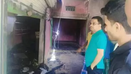 হাইলাকান্দি: গোলালীয়া বাজারে সাম্প্রতিক বিধবংশী অগ্নিকান্ডে ক্ষতিগ্রস্তদের খোঁজ নিয়ে আর্থিক সহায়তা করেন ZPM আফতাব উদ্দিন লস্কর