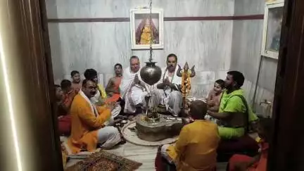 जौरा: जौरा शहर के मनकामेश्वर महादेव मंदिर में माहेश्वरी परिवार ने सुप्रीम कोर्ट के न्यायाधीश के जन्मदिन पर करवाया अभिषेक