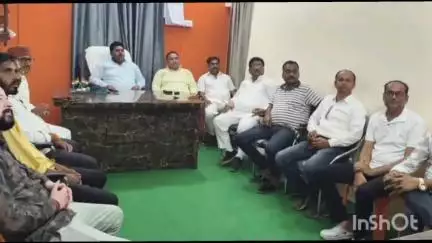 त्योंथर: चाकघाट में प्रधानमंत्री के 'मन की बात' कार्यक्रम का लाइव प्रसारण, नगर व ज़िला अध्यक्ष रहे उपस्थित