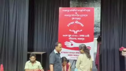 বহরমপুর: জেলার ব্লাড ব্যাংকের রক্তের ঘাটতি পূরণে এবার অভিনব উদ্যোগ বহরমপুরের সাংস্কৃতিক কর্মীদের, রবীন্দ্র সদনে রক্তদান শিবির