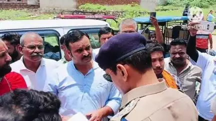 दौसा: धर्म विरोधी गतिविधियों की सूचना मिलने पर अनेक सामाजिक कार्यकर्ता और संगठन के लोग पहुंचे देवगिरी पर्वत के पीछे