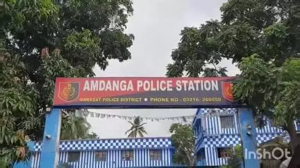 আমডাঙা: চাকরি দেওয়ার নাম করে প্রতারণা, আমডাঙা থানার পুলিশের হাতে গ্রেফতার BJP নেতা , নিয়ে যাওয়া হলো বারাসাত আদালতে