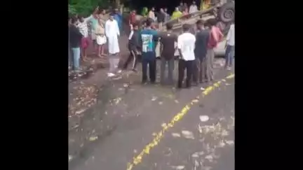 വെെത്തിരി: വയനാട് ചുരം രണ്ടാം വളവിൽ പിക്കപ്പ് വാൻ മറിഞ്ഞു അപകടം,ഡ്രൈവറും കൂട്ടാളിയും അത്ഭുതകരമായി രക്ഷപ്പെട്ടു