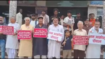 गया टाउन सीडी ब्लॉक: गया रेलवे जंक्शन पर कांग्रेस पार्टी ने रेलवे डिविजन बनाने की मांग को लेकर किया विशाल प्रदर्शन