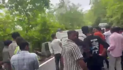 आबू रोड: माउंट आबू के छिपाबेरी के नजदीक अनियंत्रित होकर पलटी कार, सड़क हादसे में कार में सवार दो लोग हुए घायल