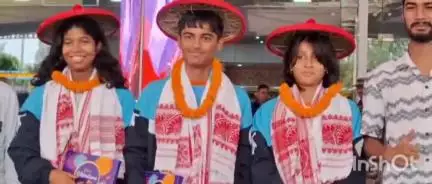 পলাশবাৰী: বৰঝাৰ বিমানবন্দৰত উপস্থিত প্ৰথম জুনিয়ৰ ৰোল বল ৱৰ্ল্ড কাপ বিজয়ী ভাৰতীয় দলৰ ৩ অসম সন্তান, উস্ম আদৰণি তিনিওকে