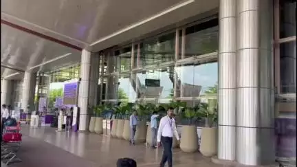 जयपुर: जयपुर एयरपोर्ट को ई-मेल से बम से उड़ाने की मिली धमकी, यात्रियों में मचा हड़कंप, पुलिस ने चलाया सर्च