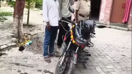 मोतिहारी: पहाड़पुर थाना क्षेत्र में इंस्पेक्टर जितेंद्र कुमार के नेतृत्व में वाहन जांच में चोरी की बाइक के साथ दो गिरफ्तार